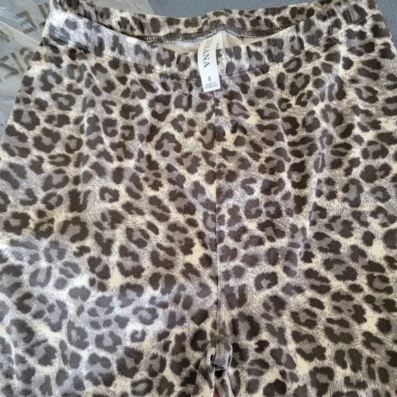 NWT Zenana snow leopard ankle length leggings super soft size S - Picture 4 of 4
